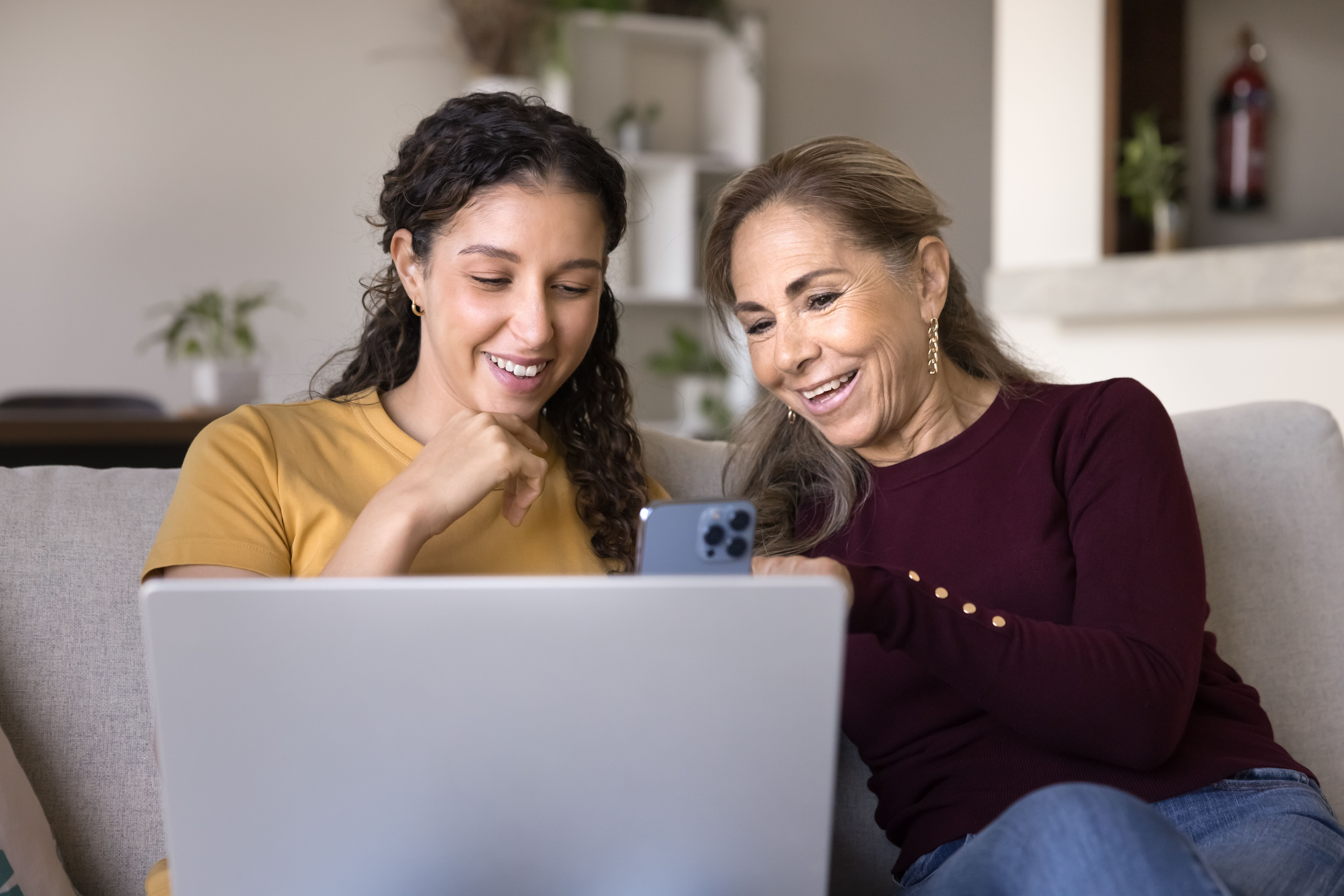 Two Latina women of different generations are browsing Usenet together. People still use Usenet.